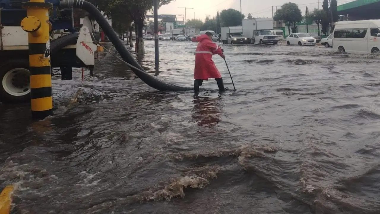 Lluvias desbordan las calles y complican la movilidad en el Edomex. Foto: Conexión H