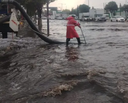 Lluvias desbordan las calles y complican la movilidad en el Edomex