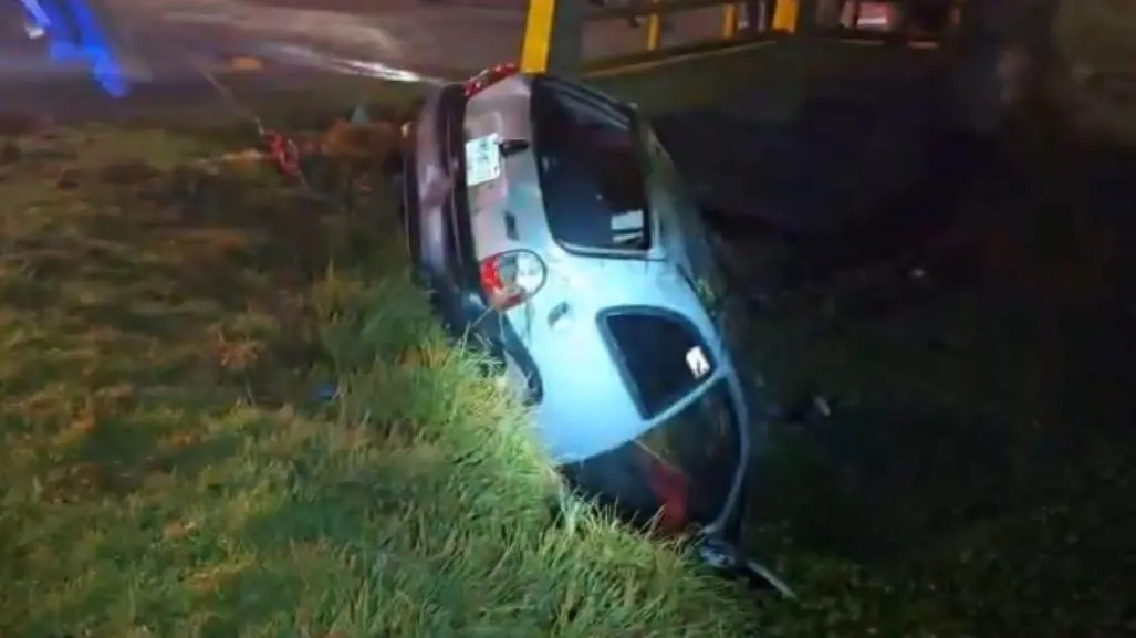 Pierden el control y caen a un canal tras conducir bajo los efectos del alcohol en San Mateo Atenco