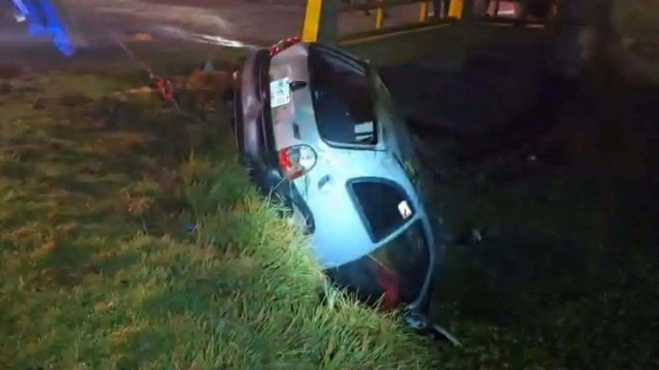 Pierden el control y caen a un canal tras conducir bajo los efectos del alcohol en San Mateo Atenco. Foto: Al Momento EdoMex