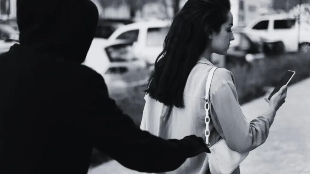 VIDEO | Mujer frustra asalto y enfrenta a delincuente con golpes en plena calle