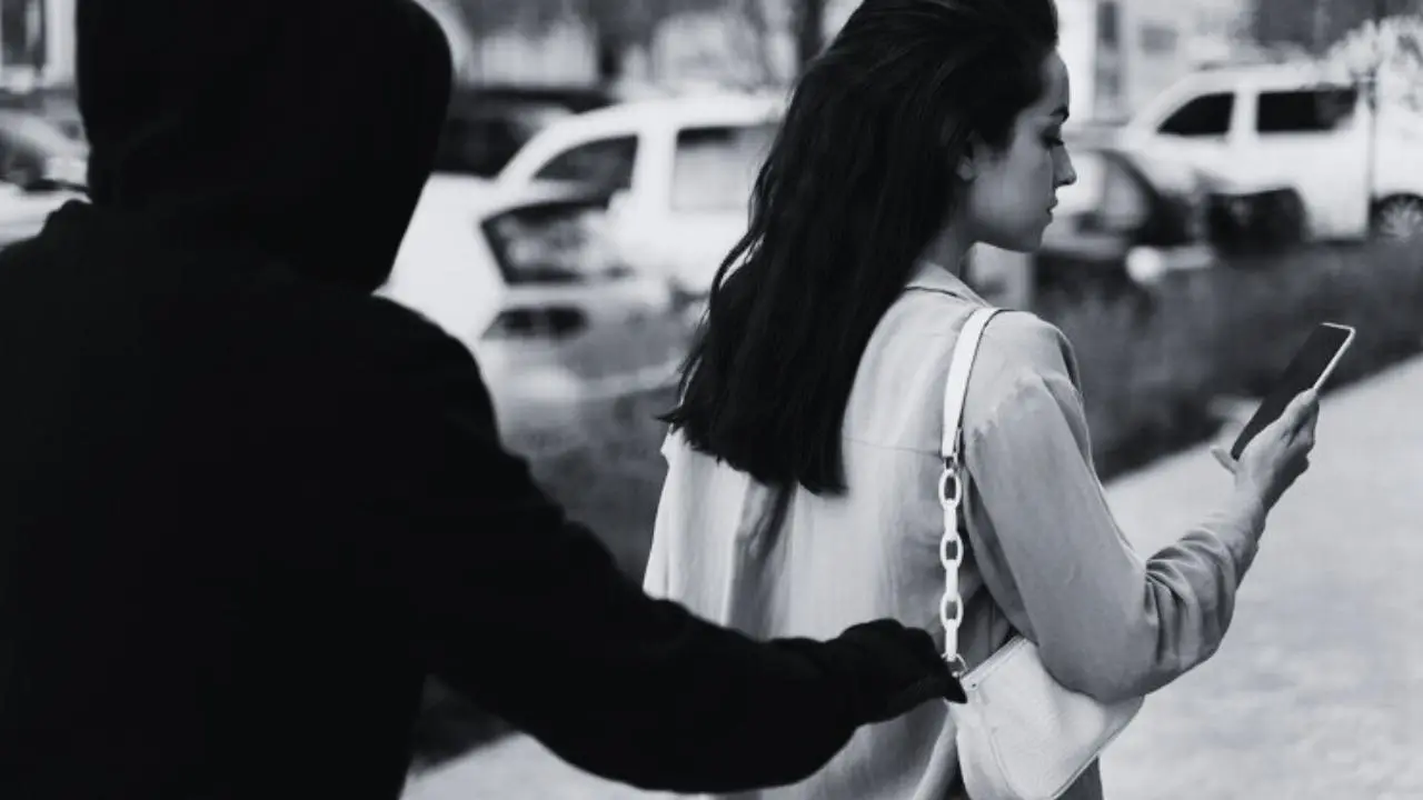 VIDEO | Mujer frustra asalto y enfrenta a delincuente con golpes en plena calle. Foto: Freepik