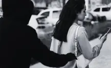VIDEO | Mujer frustra asalto y enfrenta a delincuente con golpes en plena calle