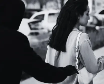 VIDEO | Mujer frustra asalto y enfrenta a delincuente con golpes en plena calle