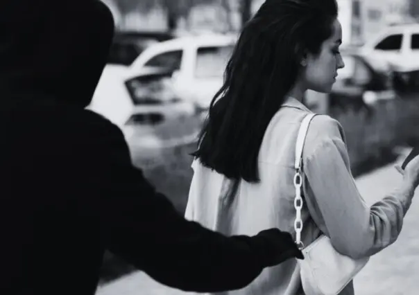 VIDEO | Mujer frustra asalto y enfrenta a delincuente con golpes en plena calle