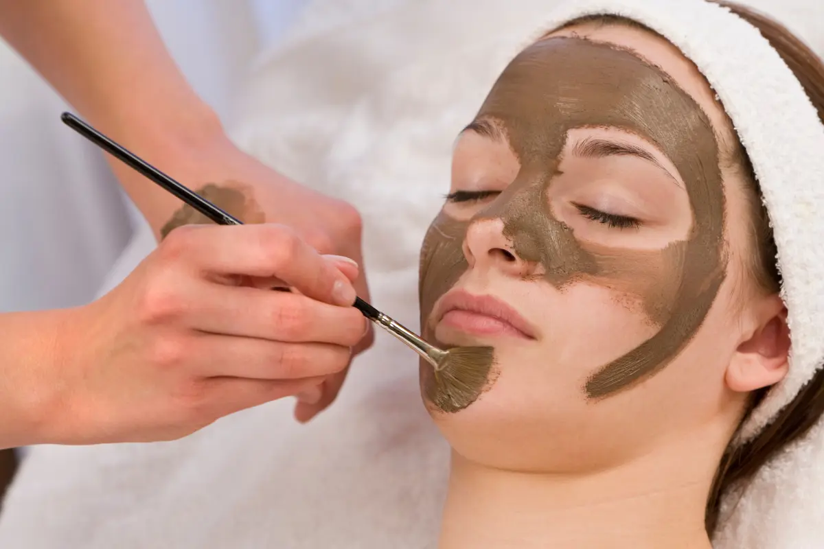 Si luchas contra el brillo facial, estas mascarillas son la solución perfecta para una piel más clara y fresca. Foto: Canva