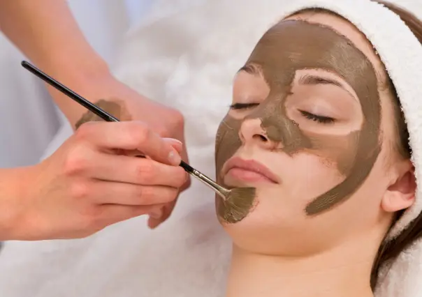 5 Mascarillas faciales que combaten la grasa y mejoran tu piel en minutos