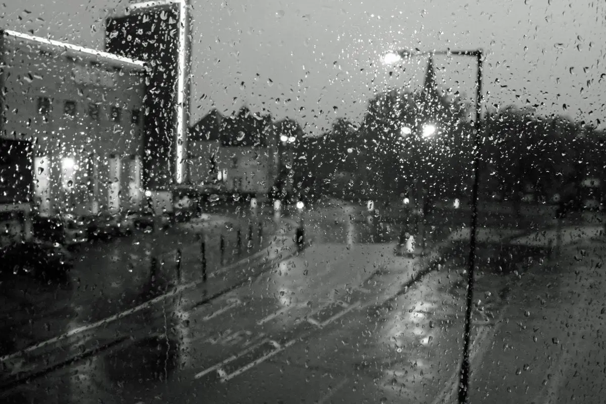 Vista de la lluvia a través de una ventana Foto: Canva