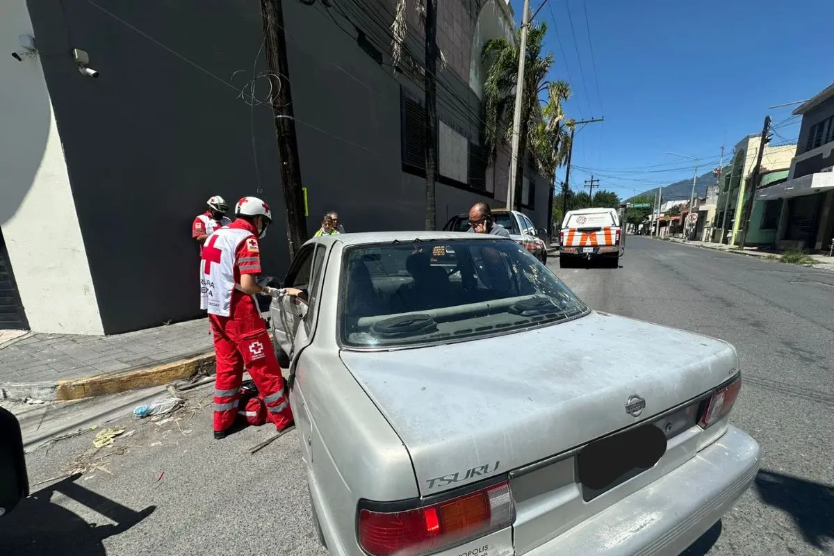 Este domingo se registró un accidente entre dos vehículos particulares en el cruce de Washington y Juan Álvarez, en el Centro de Monterrey. Foto: Protección Civil de Nuevo León