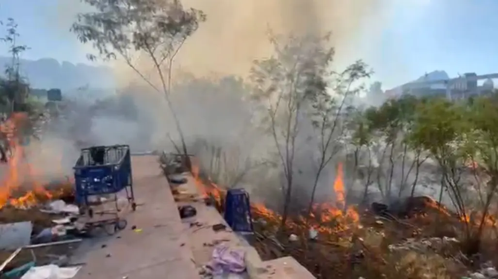 Se incendia zona del río Santa Catarina a la altura de Félix U Gómez en Monterrey