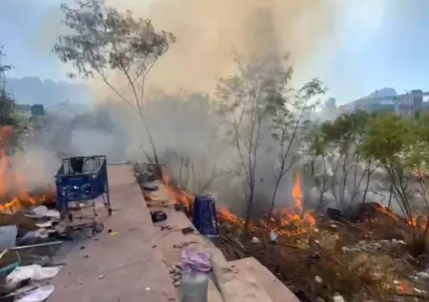 Se incendia zona del río Santa Catarina a la altura de Félix U Gómez en Monterrey