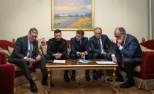 VIDEO l Macron y Merz protagonizan momento incómodo en tren rumbo a Kiev