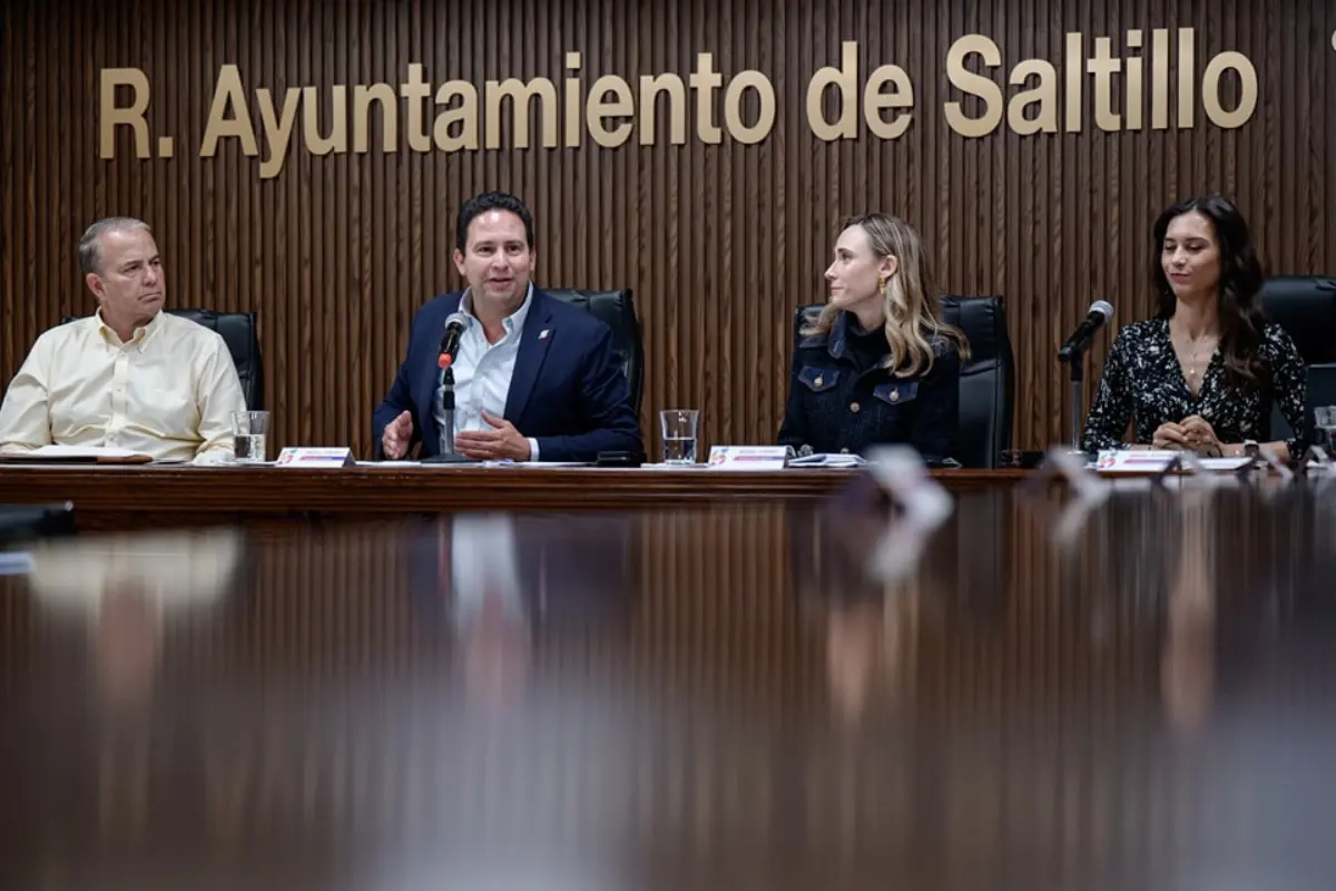 La contralora municipal explicó las líneas de acción que desarrollará el nuevo consejo, enfocadas en impulsar la rendición de cuentas, fortalecer la cultura de legalidad y fomentar una vigilancia activa sobre los proyectos municipales./Foto: Gobierno Municipal de Saltillo