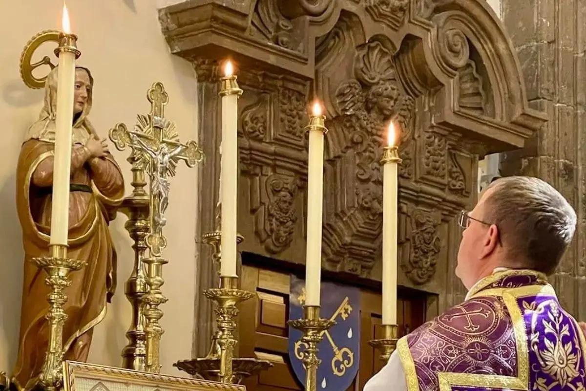Sacerdote oficiando misa en la Capilla de la Inmaculada Concepción en CDMX. Foto: Inmaculada Concepción en la Arquidiócesis de México