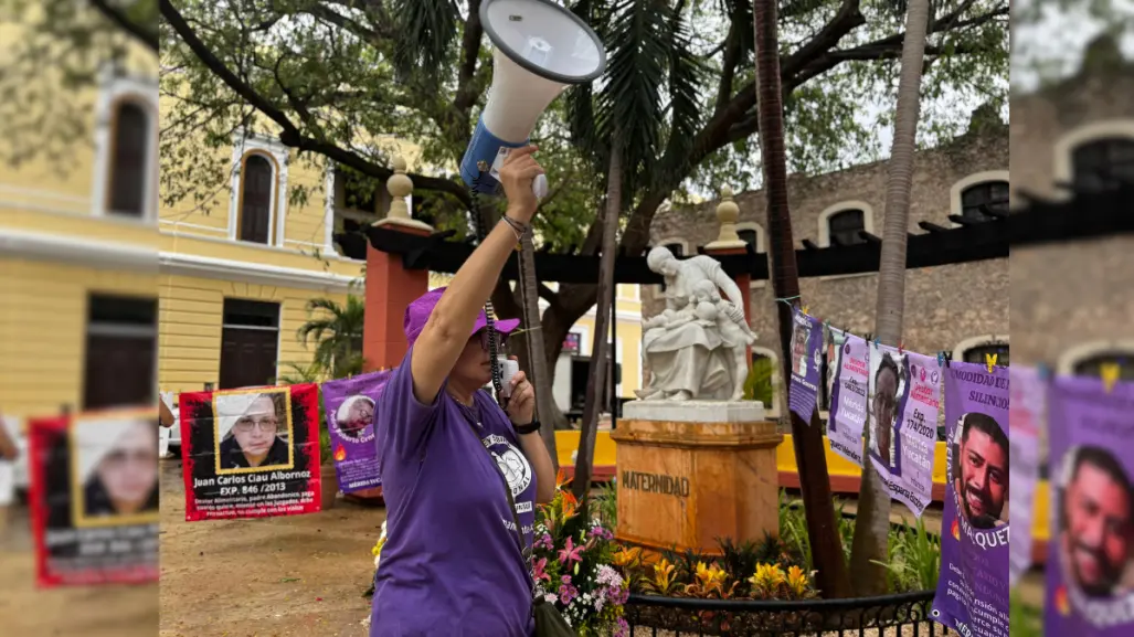 Mujeres exhiben a deudores alimentarios en tendedero en pleno Día de las Madres en Mérida