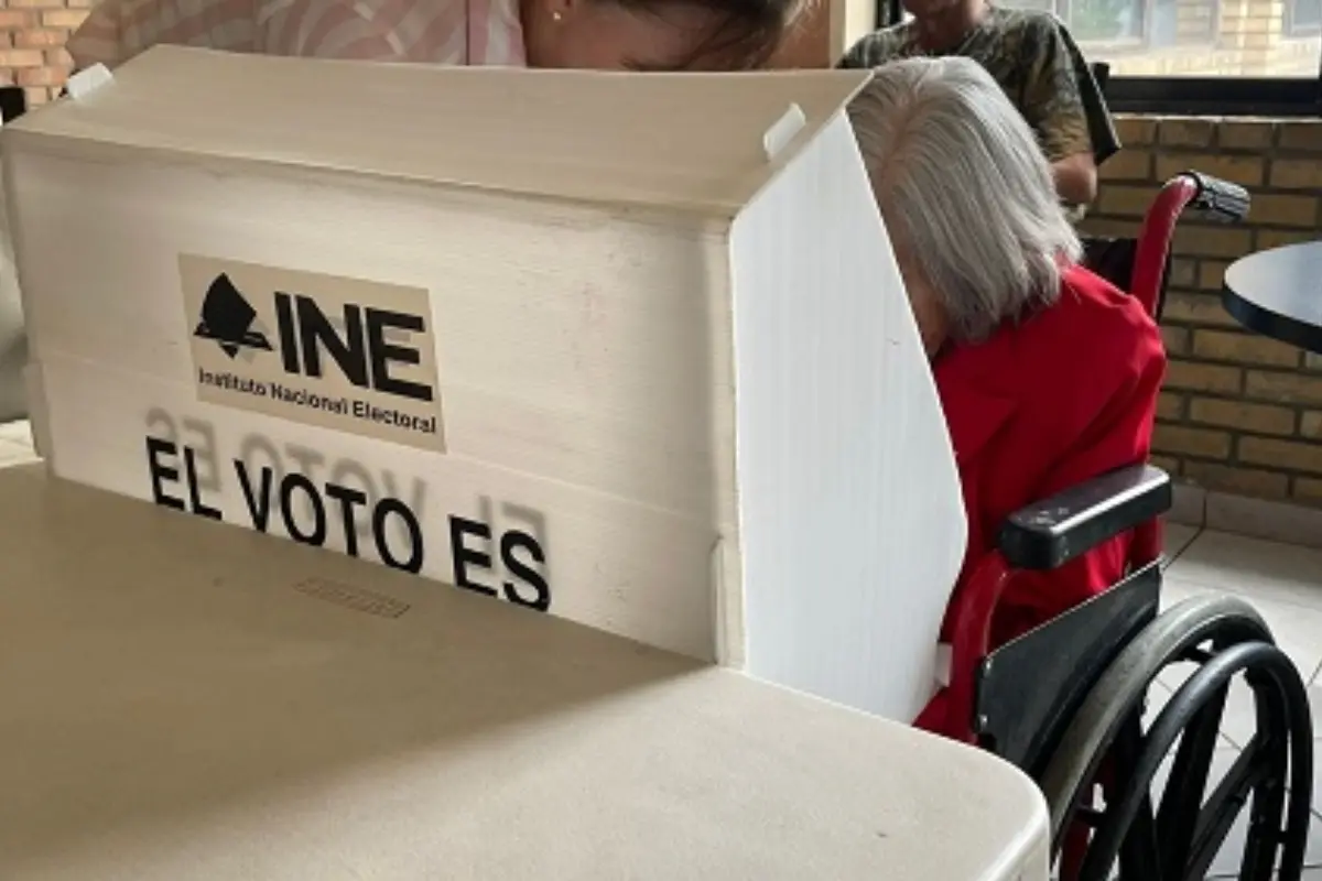 Entre los beneficiarios se están ciudadanos que se encuentran postrados en cama, con enfermedades graves o con discapacidad motriz./Foto: INE Coahuila
