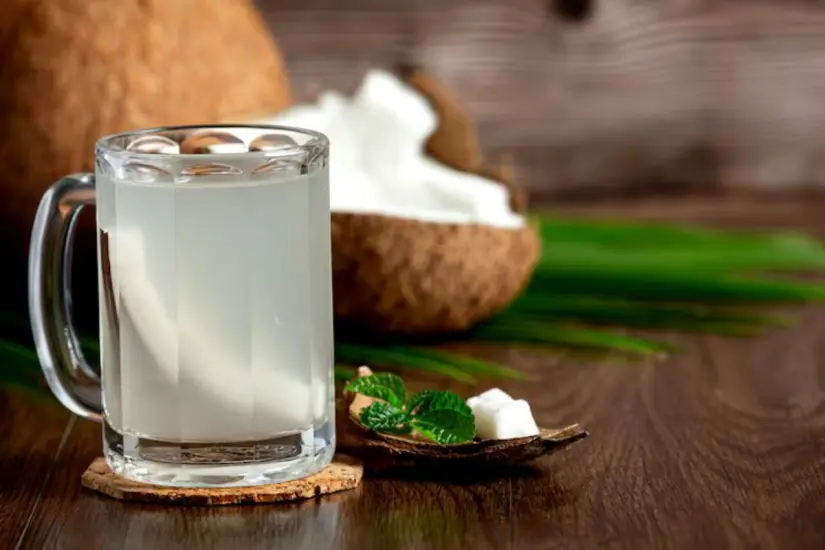 El agua de coco te ayuda a mantenerte bien hidratado | Foto: Freepik