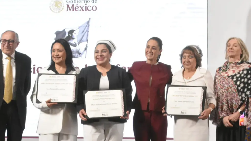 Claudia Sheinbaum entrega galardones a 3 enfermeras en su día