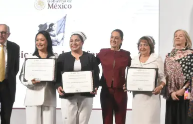 Claudia Sheinbaum entrega galardones a 3 enfermeras en su día