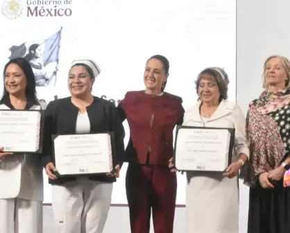 Claudia Sheinbaum entrega galardones a 3 enfermeras en su día