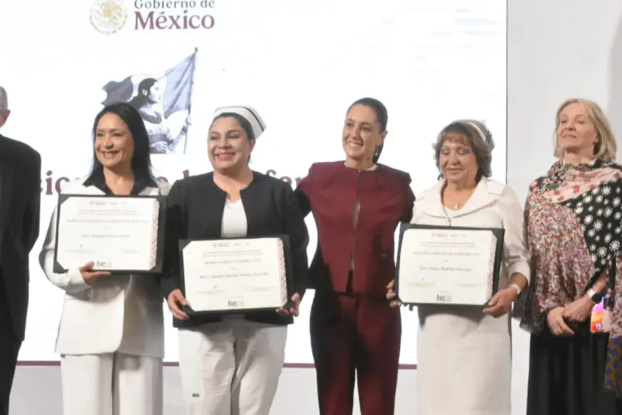 Claudia Sheinbaum entrega galardones a 3 enfermeras en su día