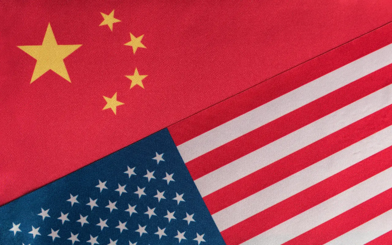 Banderas de China y Estados Unidos. Foto: Canva