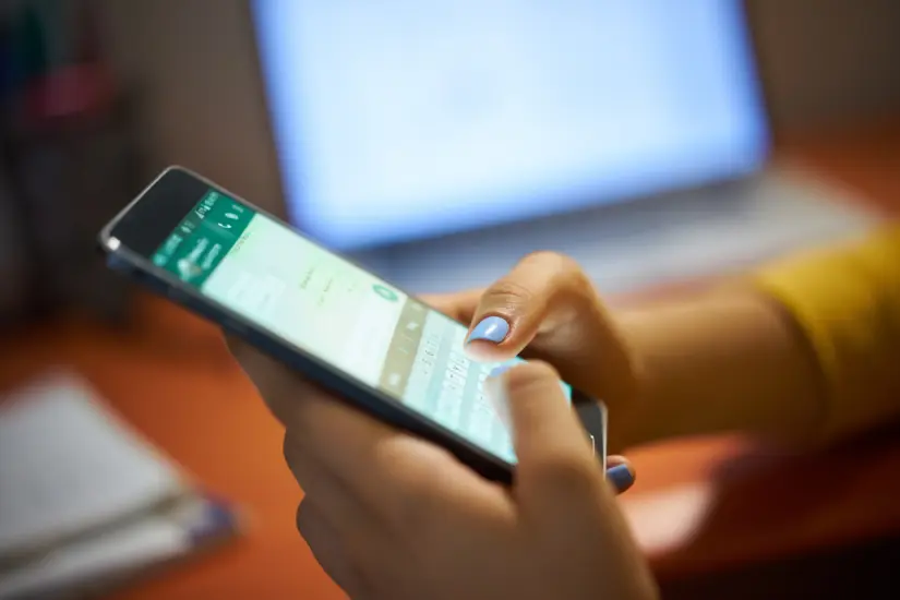 Limpiar la papelera de WhatsApp es fácil y rápido, y te ayuda a recuperar valioso espacio en tu dispositivo. Foto: Canva