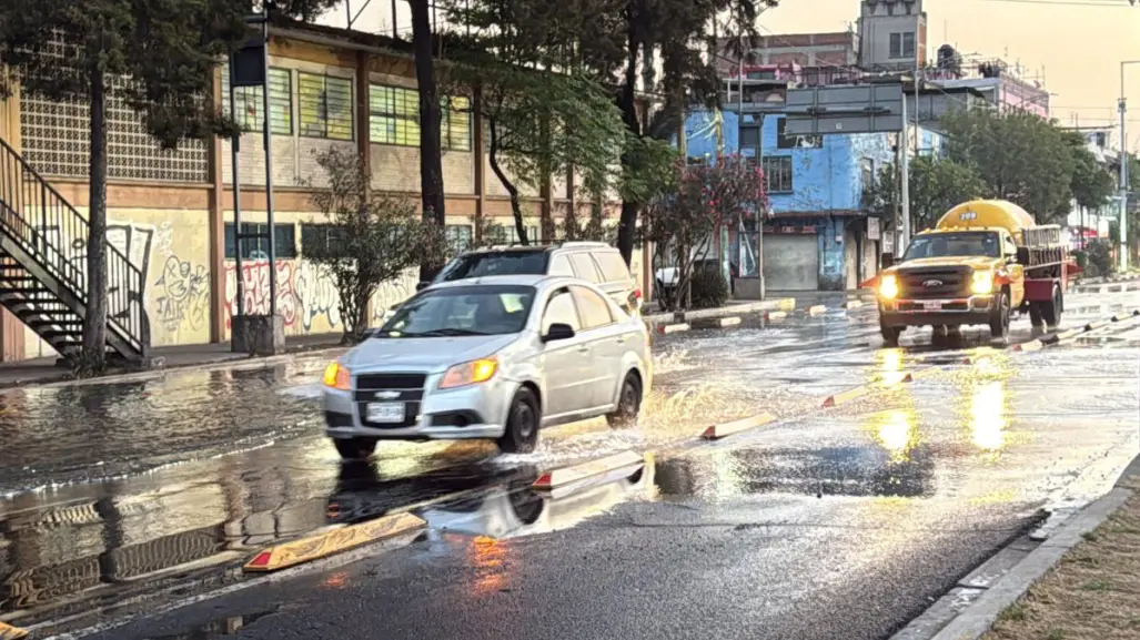 Se registran al menos cinco fugas de agua en CDMX; autoridades trabajan en su reparación