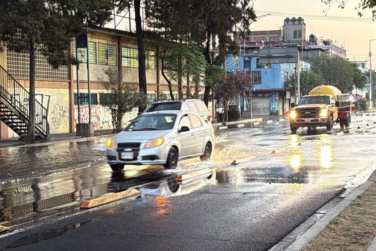 Fuga de agua en Eduardo Molina, alcaldía Venustiano Carranza. Foto: Ramón Ramírez