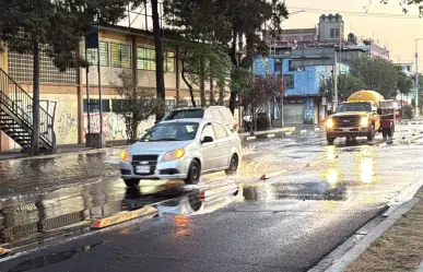 Se registran al menos cinco fugas de agua en CDMX; autoridades trabajan en su reparación