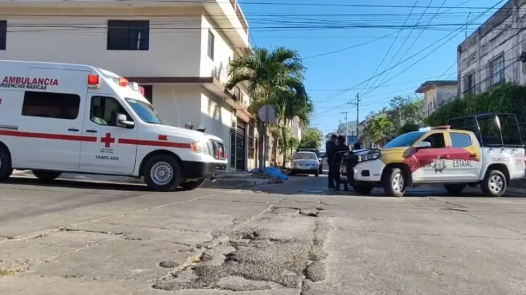Hombre se desvanece en la vía pública al perder la vida en Tampico