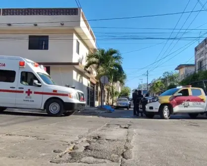 Hombre se desvanece en la vía pública al perder la vida en Tampico