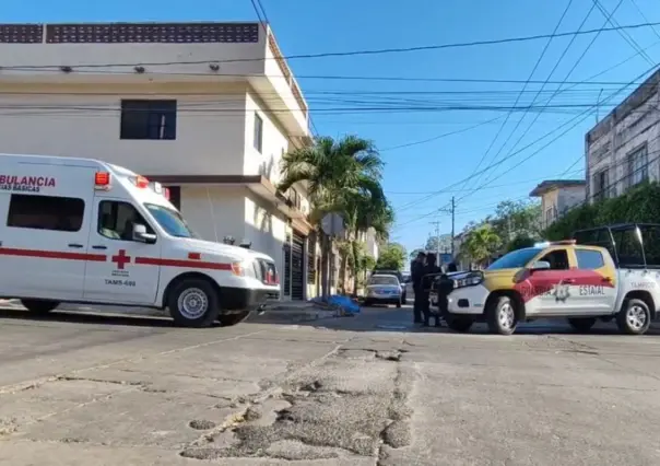 Hombre se desvanece en la vía pública al perder la vida en Tampico
