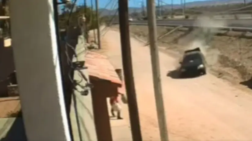 El automóvil terminó impactando una vivienda a solo unos pasos de un peatón. Foto: Captura video / Facebook: Víctor Ortegón Góngora