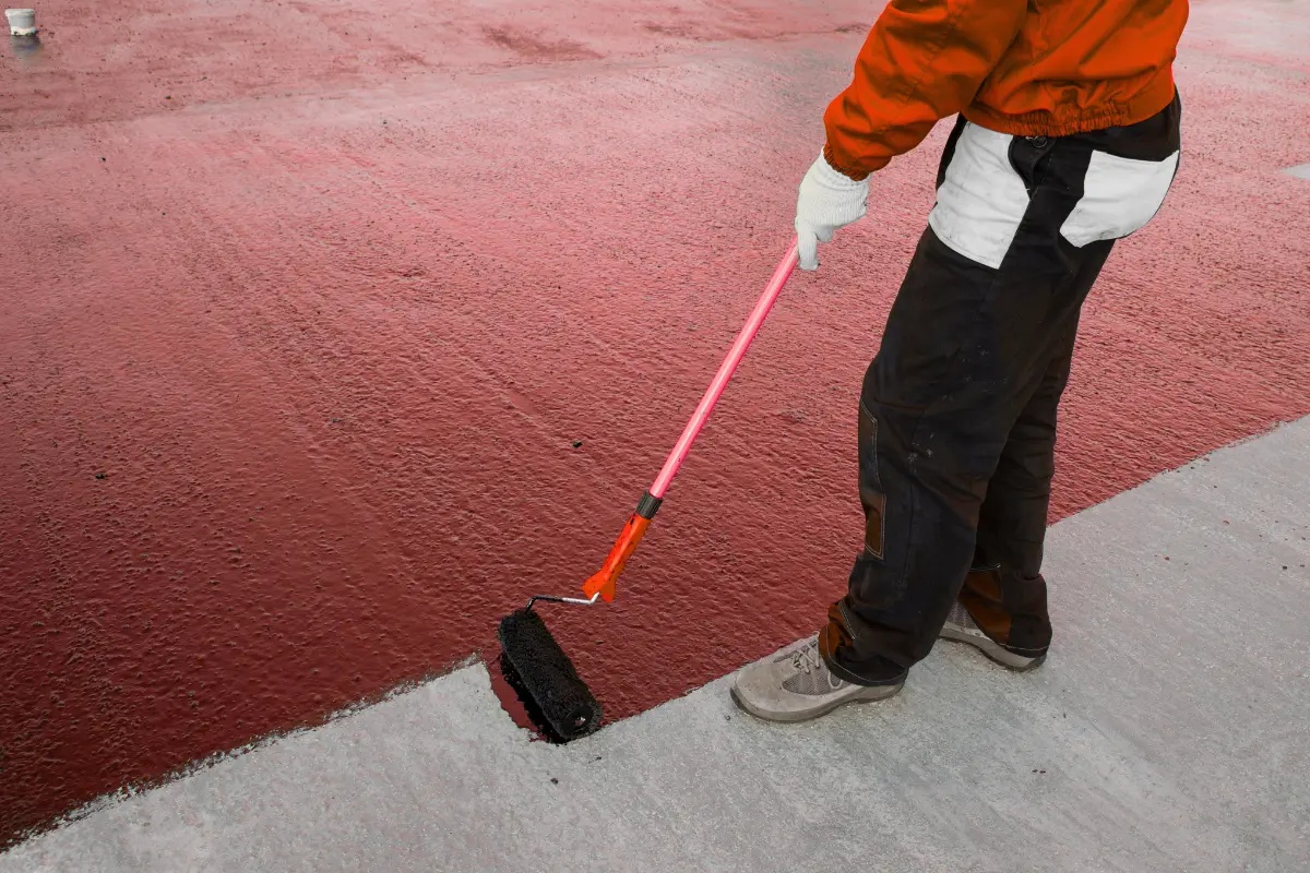 Impermeabilizar un techo agrietado es esencial para evitar filtraciones y daños mayores. Foto: Canva