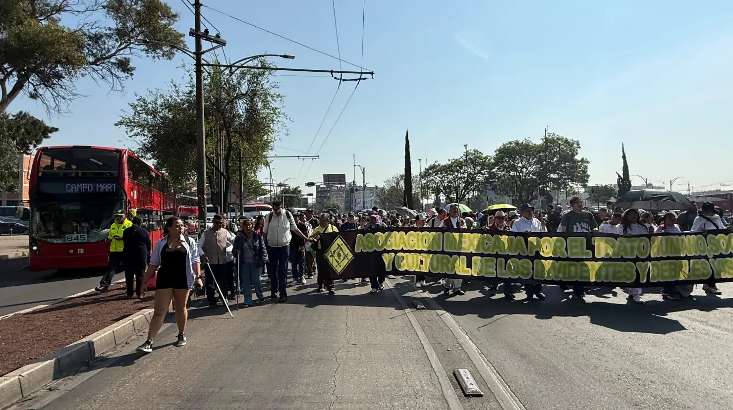 Marchas de débiles visuales hacia el Zócalo de CDMX. Foto: Ramón Ramírez