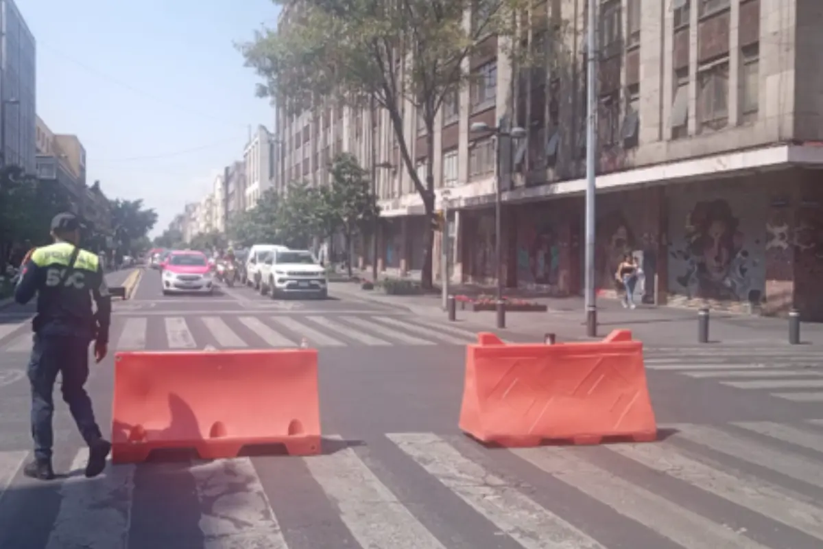 Policías de tránsito en CDMX cerrando la vialidad.        Foto: X (@OVIALCDMX)