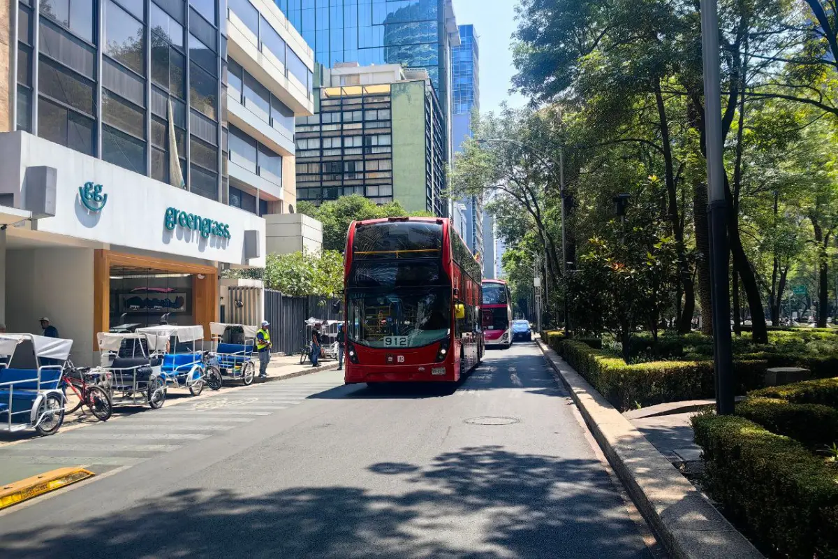 Metrobús circulando a un costado de Paseo de la Reforma en CDMX. Foto: X (@MetrobusCDMX)