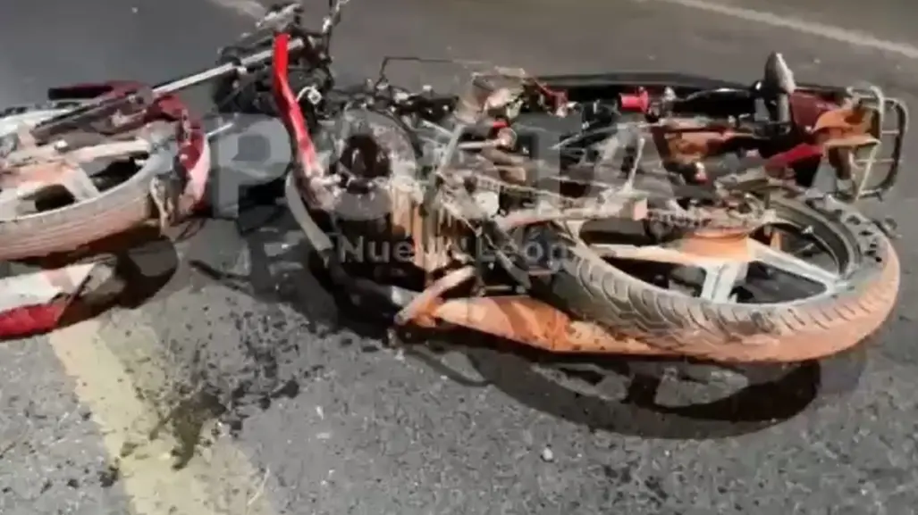 VIDEO | Motociclista sufre heridas graves tras ser atropellado en Apodaca