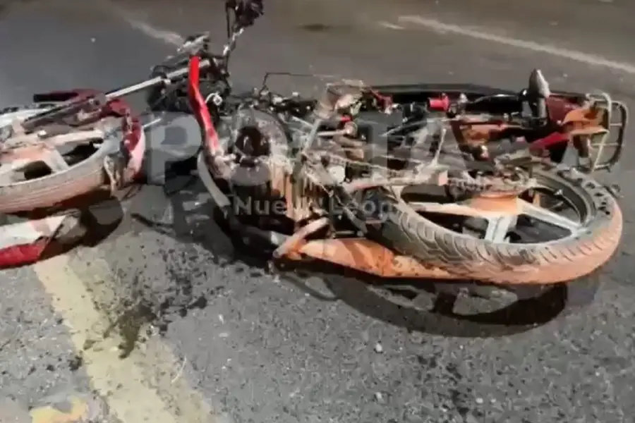 VIDEO | Motociclista sufre heridas graves tras ser atropellado en Apodaca