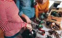 ¿Te gustan las suculentas? Haz un terrario en una taza