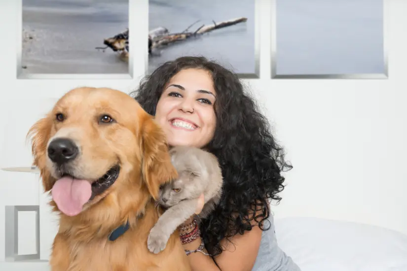La presencia de una mascota puede transformar la vida de una persona al fomentar la felicidad y el bienestar. Foto: Canva