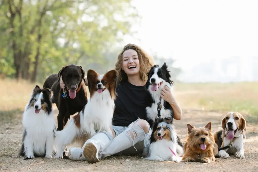 Los estudios demuestran que la compañía de mascotas incrementa la felicidad y aporta valor emocional y financiero. Foto: Canva