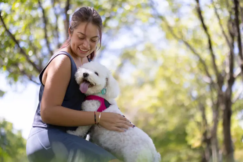 La convivencia con mascotas brinda beneficios significativos para el bienestar físico y emocional de las personas. Foto: Canva