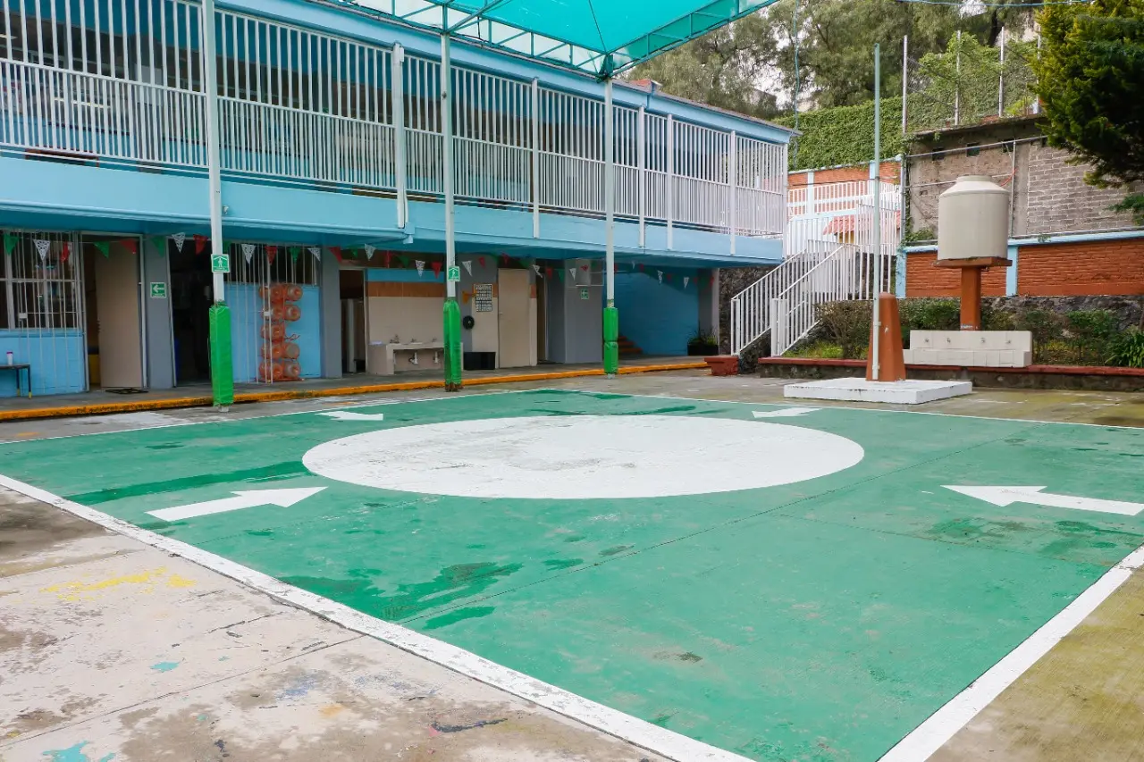 Patio de escuela pública de CDMX. Foto: Secretaría de Obras y Servicios de la CDMX