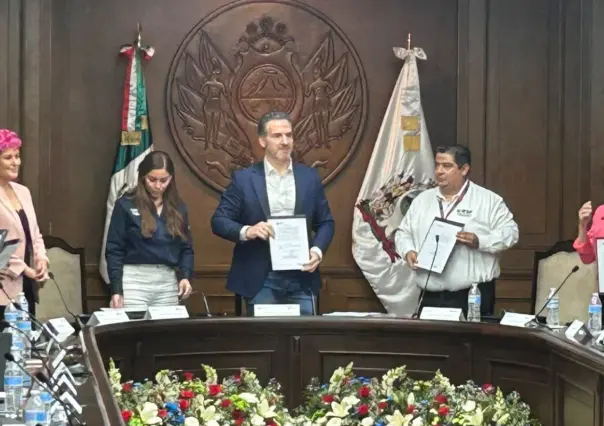 Adrián de la Garza firma convenio con 40 instituciones educativas para otorgar becas