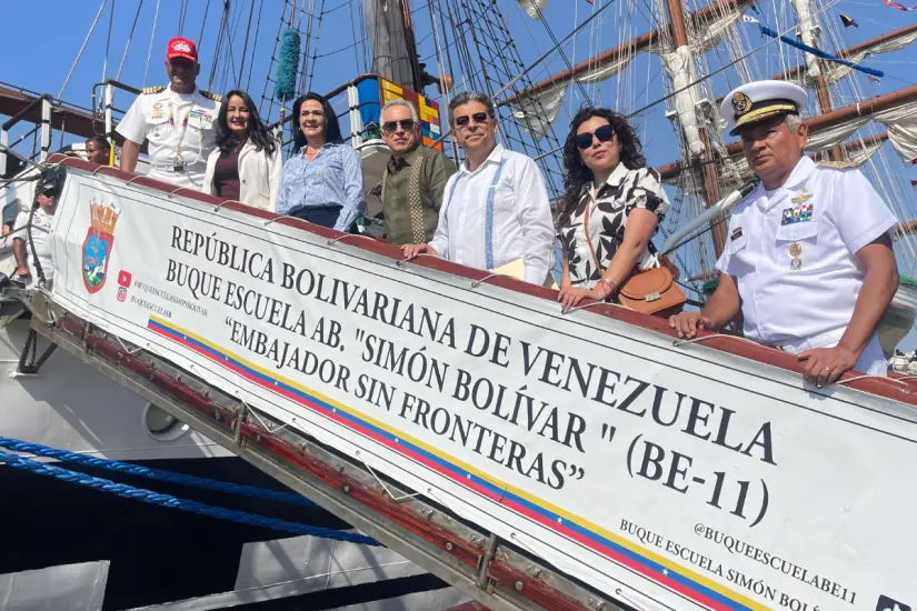 Autoridades e invitados especiales tras la llegada del buque escuela Simón Bolívar al puerto de Tampico. Foto: Axel Hassel