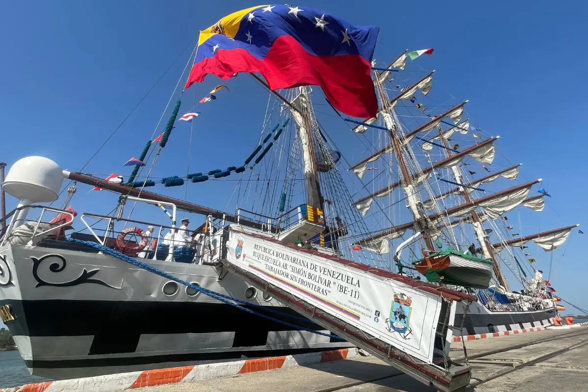 El buque escuela Simón Bolívar o El Embajador sin Fronteras permanecerá anclado en el puerto de Tampico y abrirá su cubierta a los visitantes. Foto: Axel Hassel