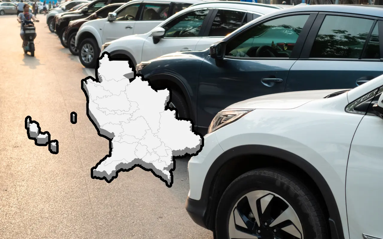 Vehículos estacionados y mapa de Nayarit. Foto: Canva