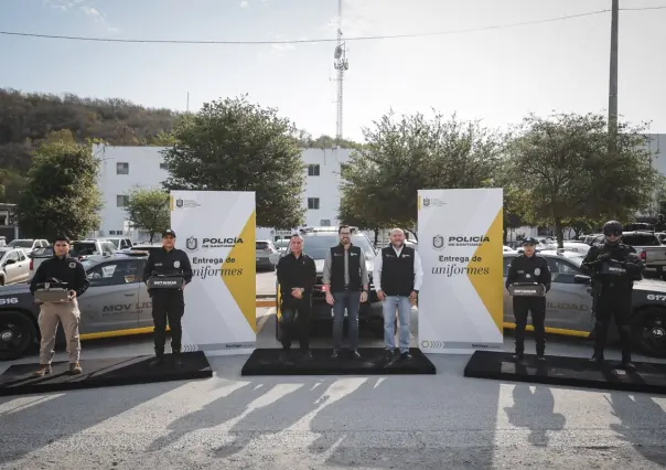 David de la Peña entrega nuevos uniformes a policías de Santiago